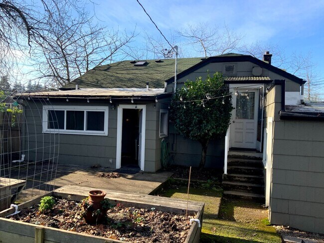 Building Photo - 4 Bedroom, 1.5 Bath House