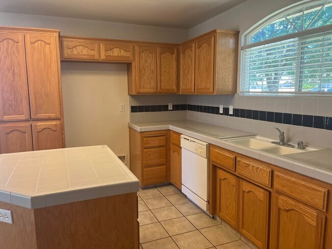 Building Photo - 950 Geneva Dr