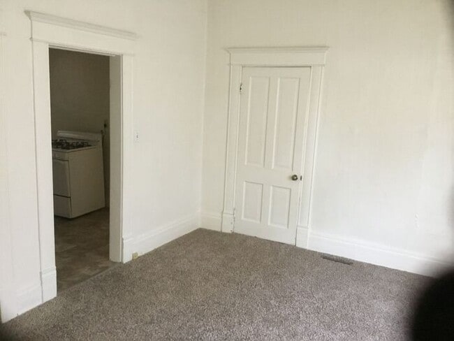 Building Photo - 2 Bed/1 Bath Single Family Home in Downtow...