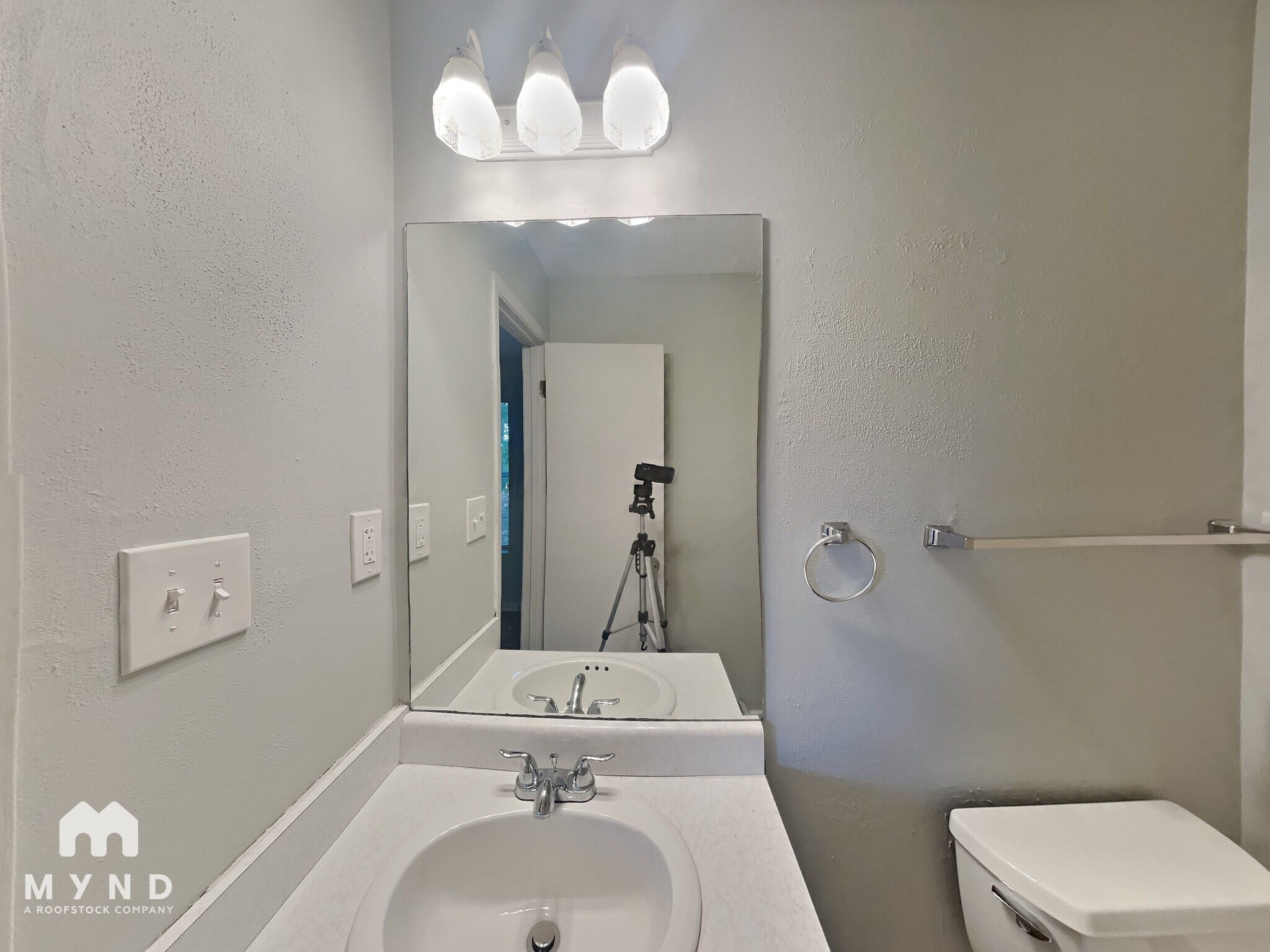 Building Photo - 5910 Honeysuckle Cir