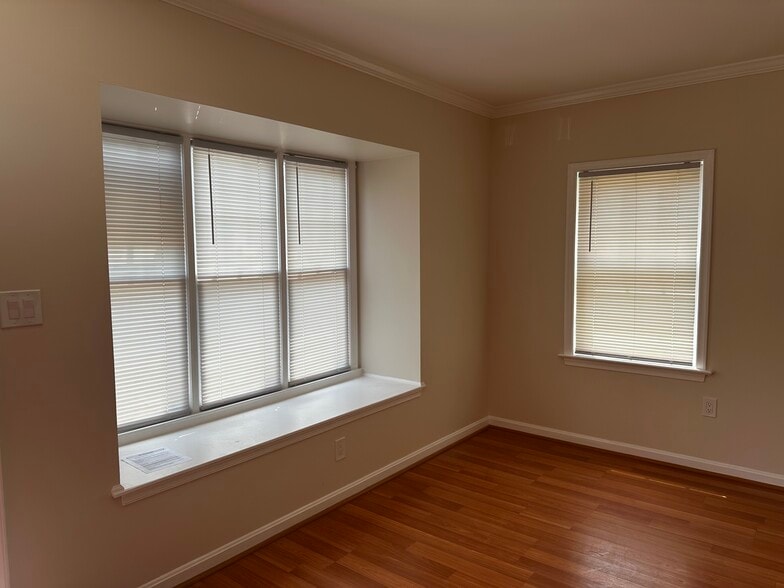Living room - 2530 Fairfax Dr