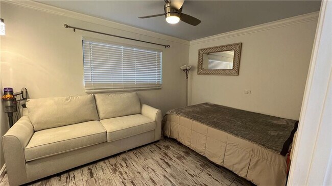 Building Photo - 5580 Coach House Cir