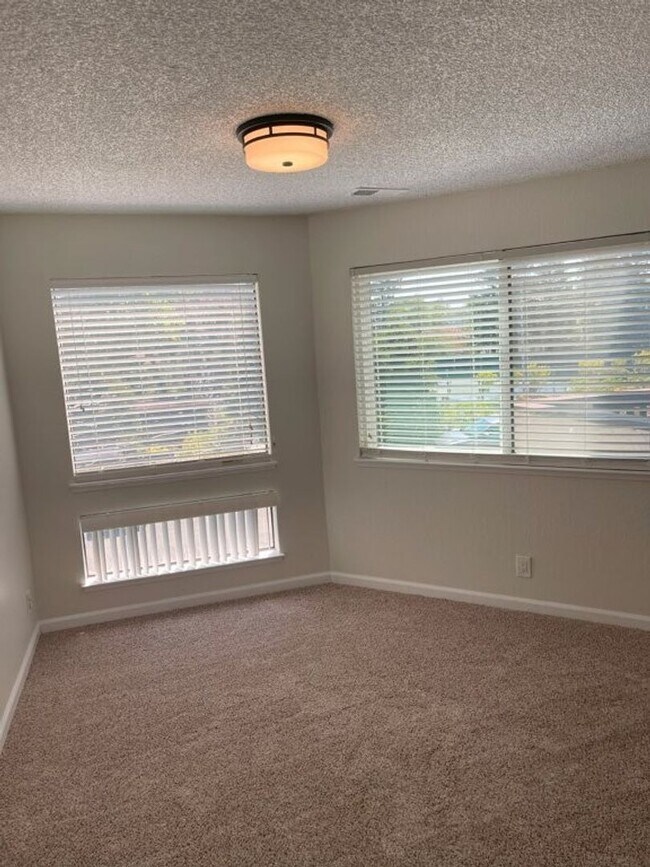 Building Photo - Nor Cal Realty Inc, 3BD 2 BTH condo ***Mes...