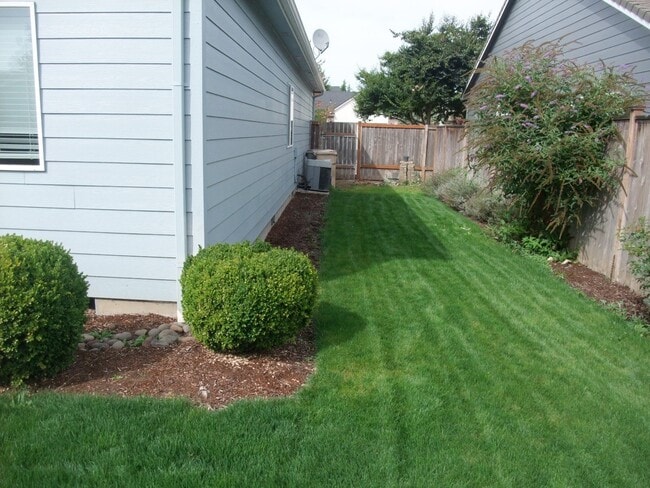 Building Photo - Newer 3 Bedroom Home in SW Albany Ready To Move Into