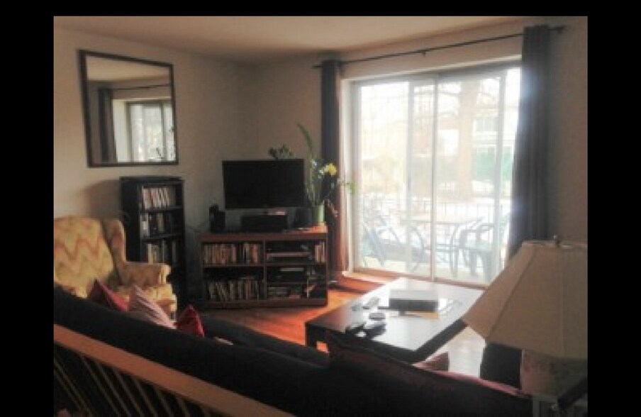 Building Photo - 803 Centre St