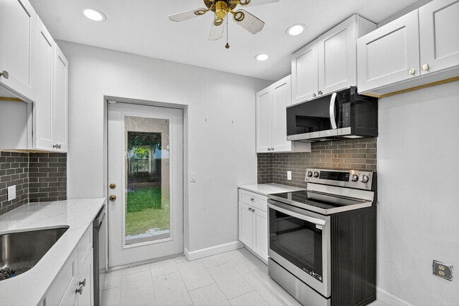 Building Photo - 2817 Poinsettia Ave