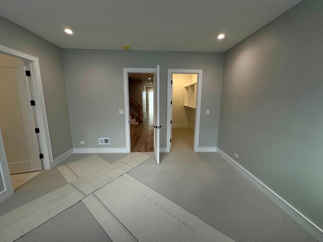 Building Photo - 4243 N Damen Ave