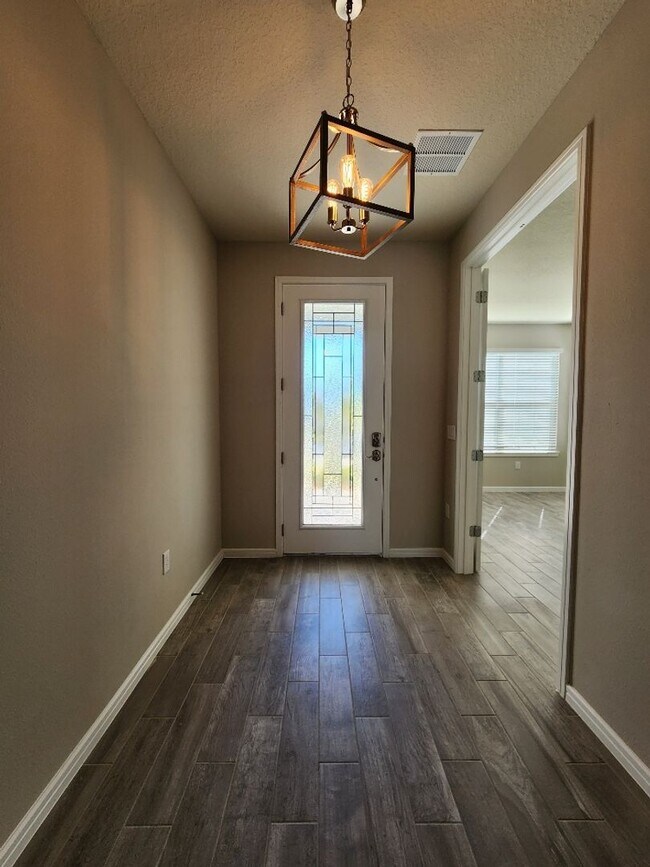 Building Photo - Gorgeous 3-Bedroom, 2-Bathroom Home in Cle...