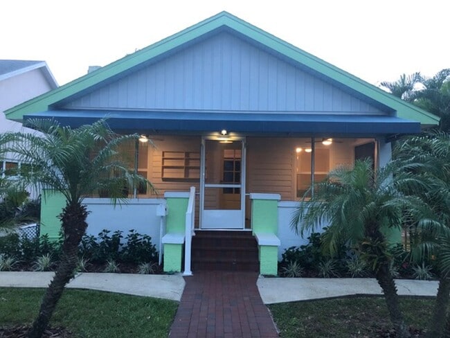 Building Photo - Charming two bedroom two bathroom cottage in North St. Petersburg Fully Updated.