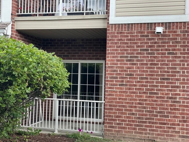 Building Photo - Shelby TWP 2-BR, 2-BA with Attached Garage...