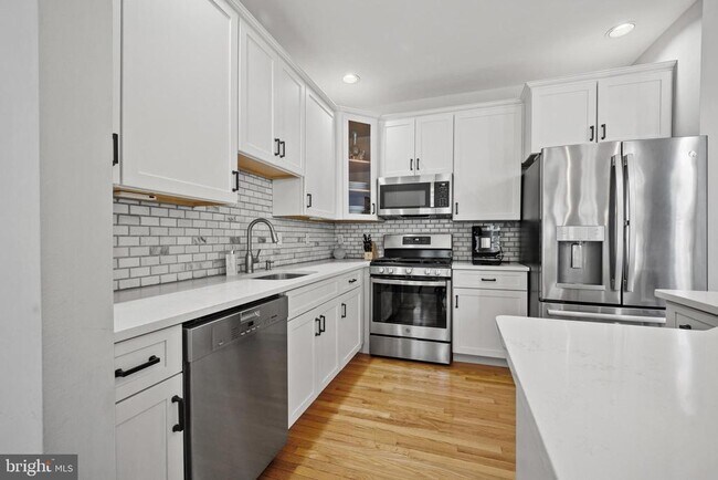Building Photo - 410 Fairview Way