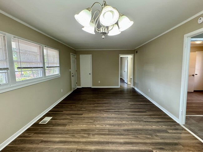 Building Photo - 3 Bedroom in Forest Hills !