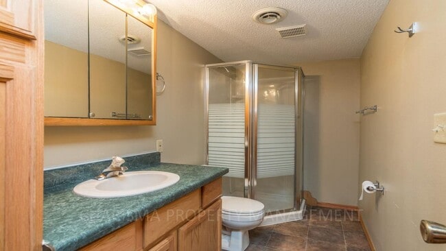 Building Photo - MULTI-LEVEL 3 BD, 2 BA HOUSE WITH FENCED IN YARD, DOUBLE ATTACHED GARAGE, SHED, MURPHY BED, 3 FAM...