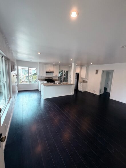 Building Photo - 123 S St Andrews Pl