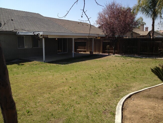 Building Photo - Beautiful NW Home 5 bed/2 bath $2700 Deposit & 2700 Rent