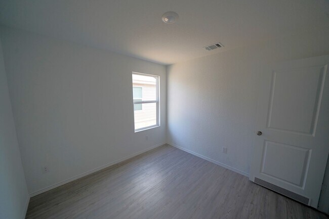 Building Photo - Gorgeous like-new home Available for Rent in Converse! Realtor Commission: $500