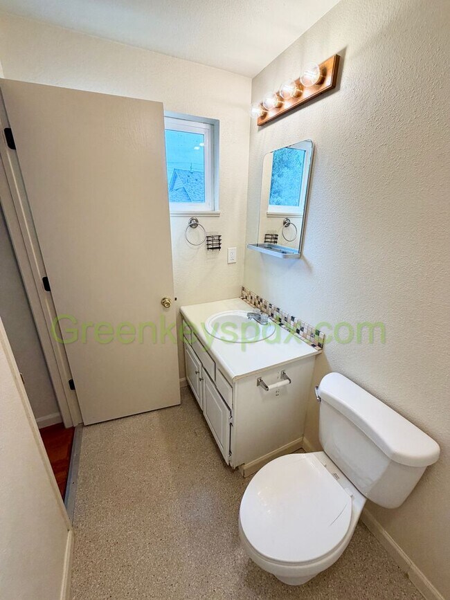 Building Photo - Wonderful 3-bedroom 2 Bath House in SE Portland!