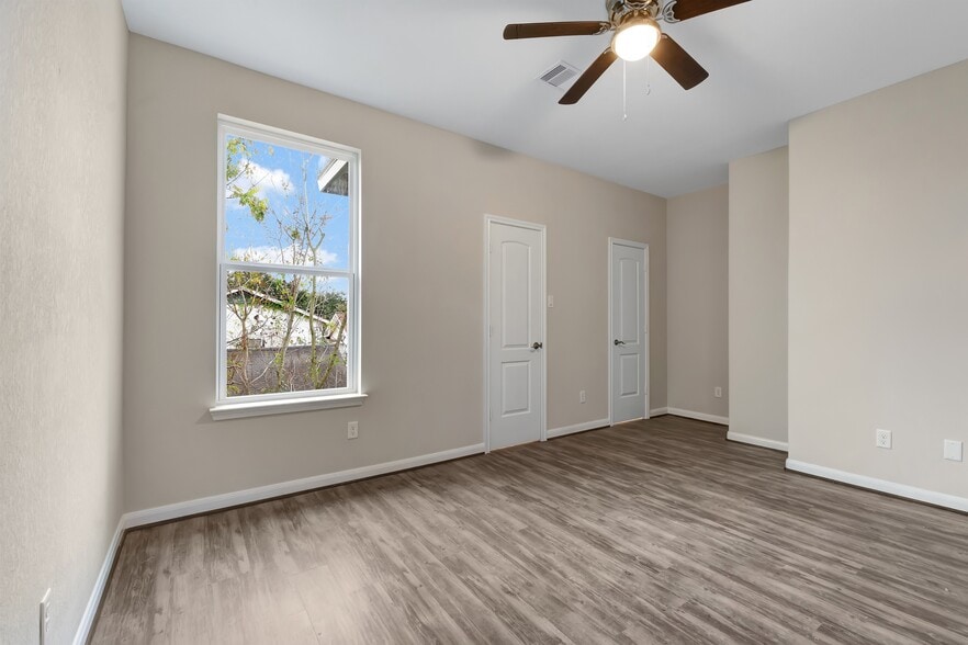 Building Photo - 21 Latham