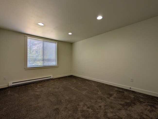 Building Photo - Great 2bed/1bath Duplex with large yard!