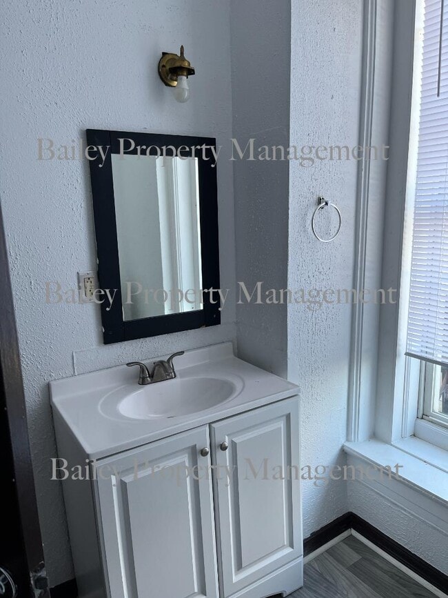 Building Photo - 329 E Oak St