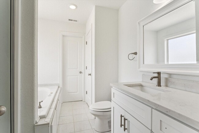 Building Photo - Renovated 5-bedroom 3.5-bathroom home loca...