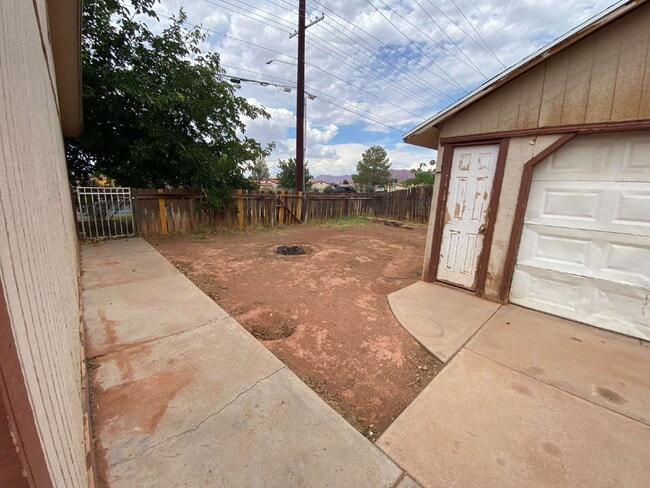 Building Photo - 4-Bedroom Retreat in Saint George – Cozy a...