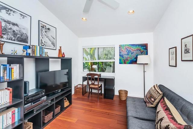 Building Photo - 729 Poinsettia Park S
