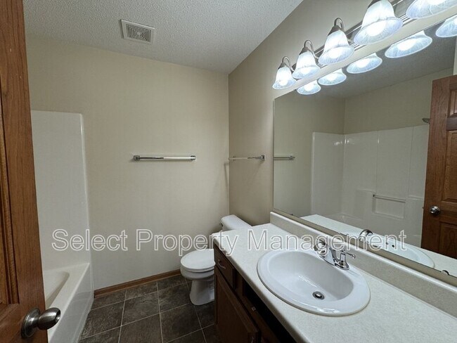 Building Photo - 7401 Montclair Dr
