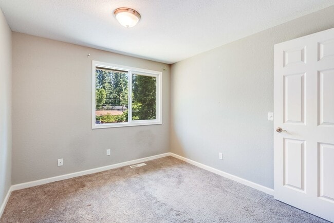 Building Photo - Updated split level home in Shoreline with...