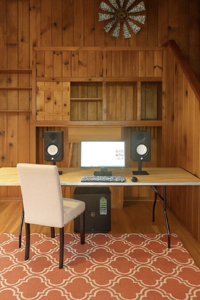 Building Photo - "Charming 2-Bedroom Retreat with Granite Touches and Hardwood Elegance in Hendersonville!"