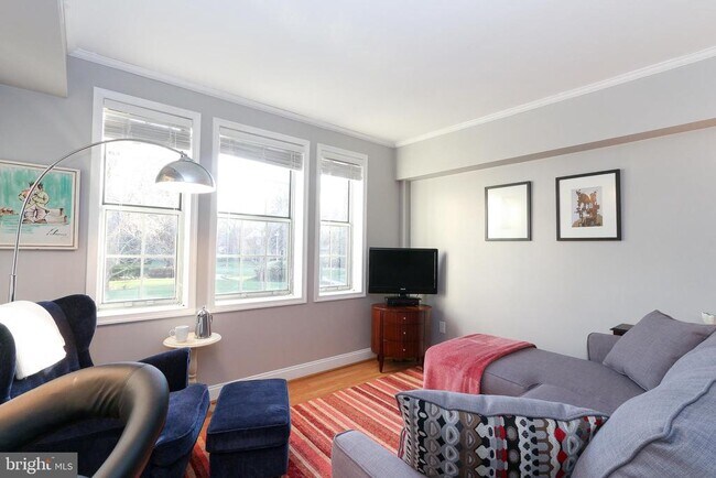 Building Photo - 1800 Queens Ln