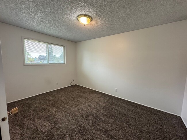 Building Photo - 3 Bedroom Duplex off Gilham Rd.
