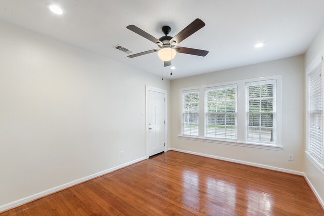 Building Photo - 5710 Greenbriar Dr