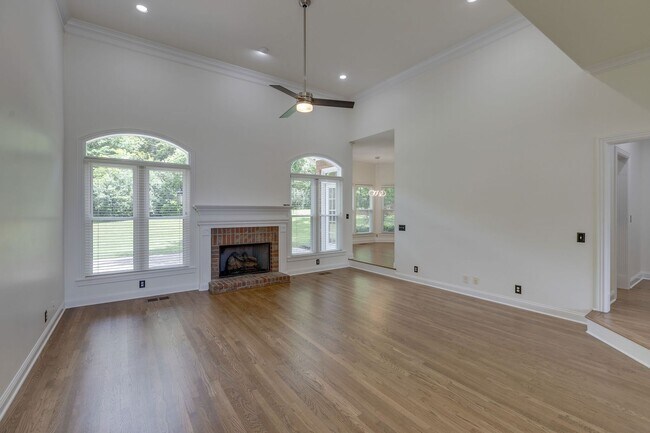 Building Photo - 4-Bed/4-Bath in Brentwood-- Walk to Kenros...