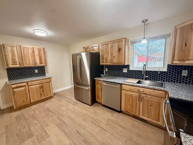 Building Photo - Great 3 bedroom 2 bath Home with Attached ...