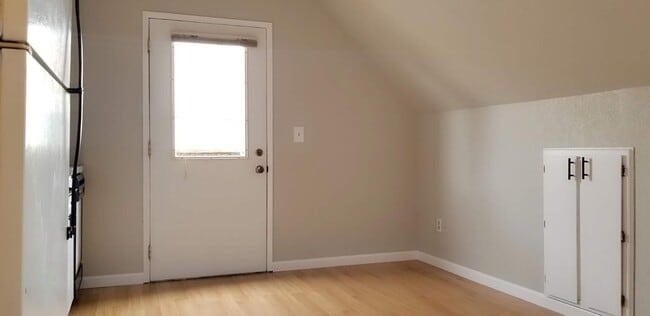 Building Photo - MOVE IN READY NOW! Desirable down town location. 1 bed, 1 bath. Includes water, sewer and garbage.