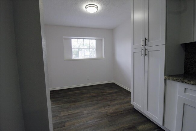Building Photo - 10915 Roandale Dr