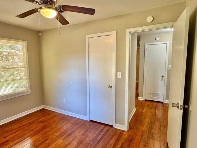 Building Photo - Move-in Ready ! Bright 3 Bedroom
