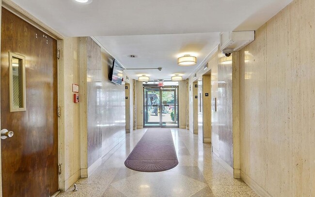 Building Photo - 1121 University Blvd W