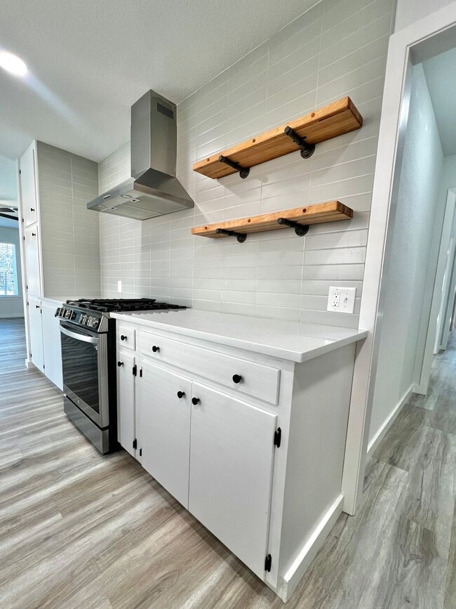 Building Photo - Beautifully Updated 3/2