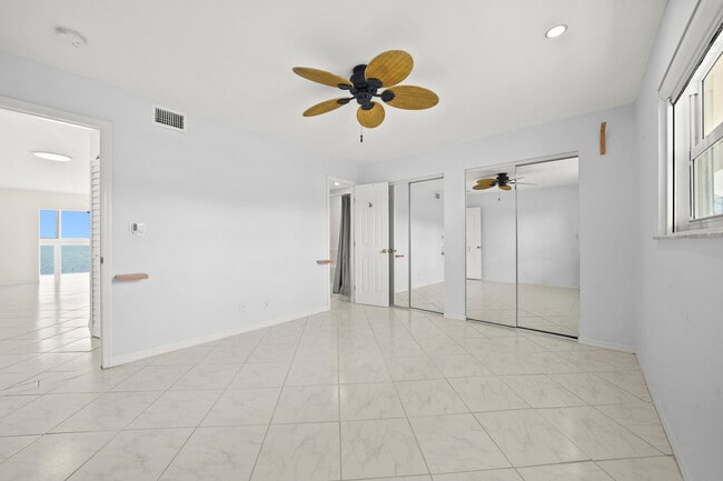 Building Photo - 400 Wilma Cir