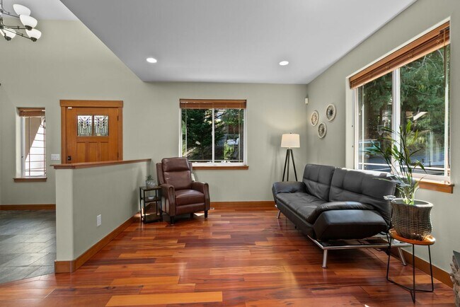Building Photo - 3 Bed, 3 Bath Custom Built Home in Sudden Valley