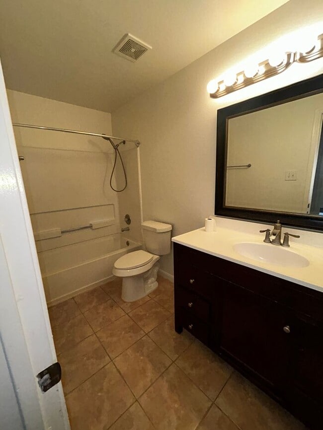 Building Photo - 4-Bedroom, 2-Bath Home in Carriage Hills N...