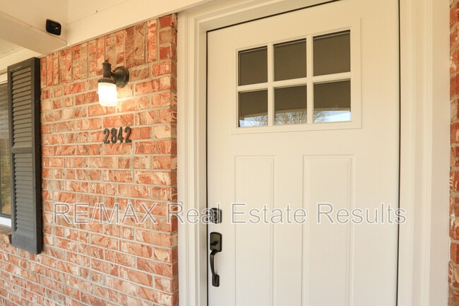 Building Photo - 2842 N Loxley Ave