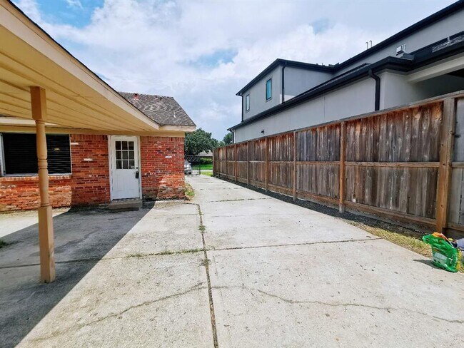 Building Photo - 10307 Cedarhurst Dr