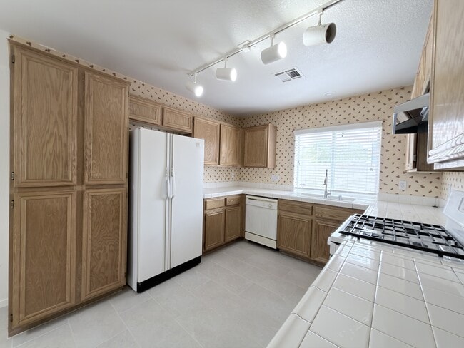 Building Photo - 8232 Fame Ave