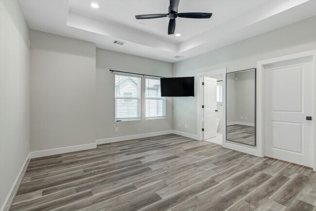 Building Photo - 1329 Buescher Dr