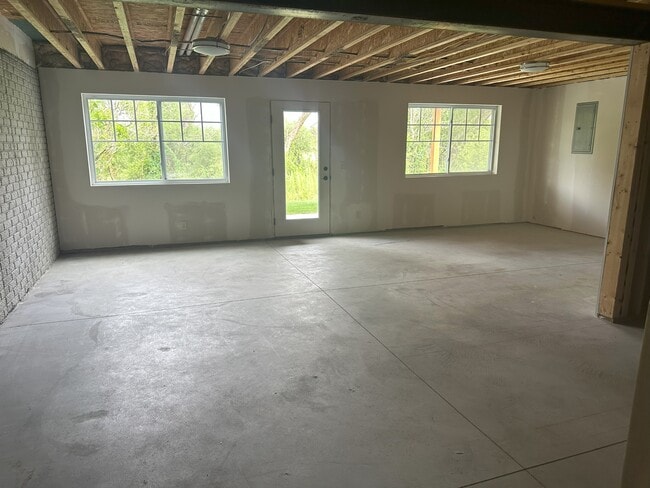 Building Photo - 8734 Dunrovin Rd