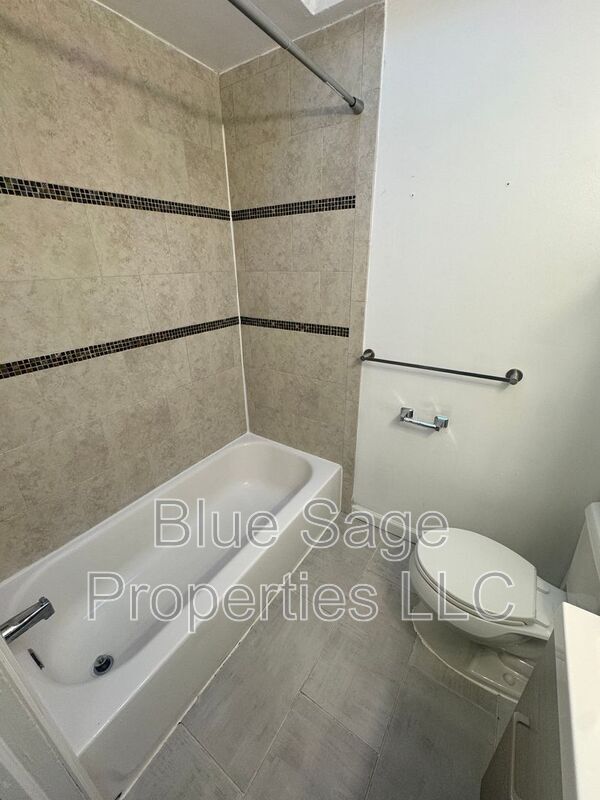 Building Photo - 2304 Bond Ave
