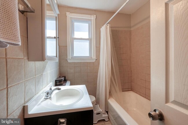 Building Photo - 32 Bonsall Ave